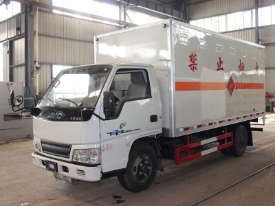 江铃4.2米气体厢式车