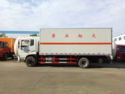 东风天锦6.6米气体厢式车