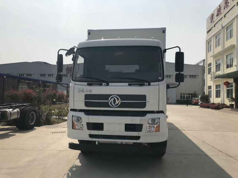 东风天锦8.6米气体厢式车