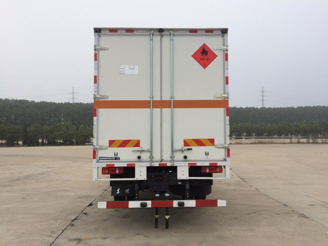 东风天锦8.6米气体厢式车