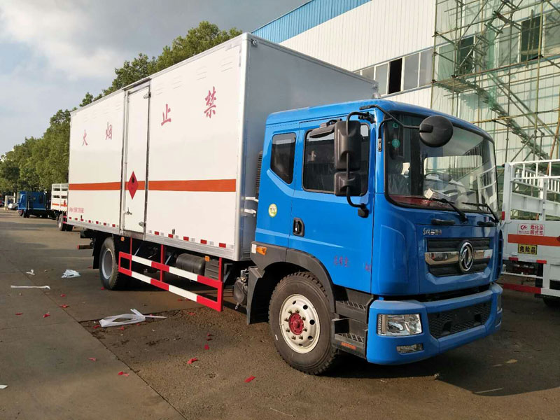 东风6.3米气体厢式车