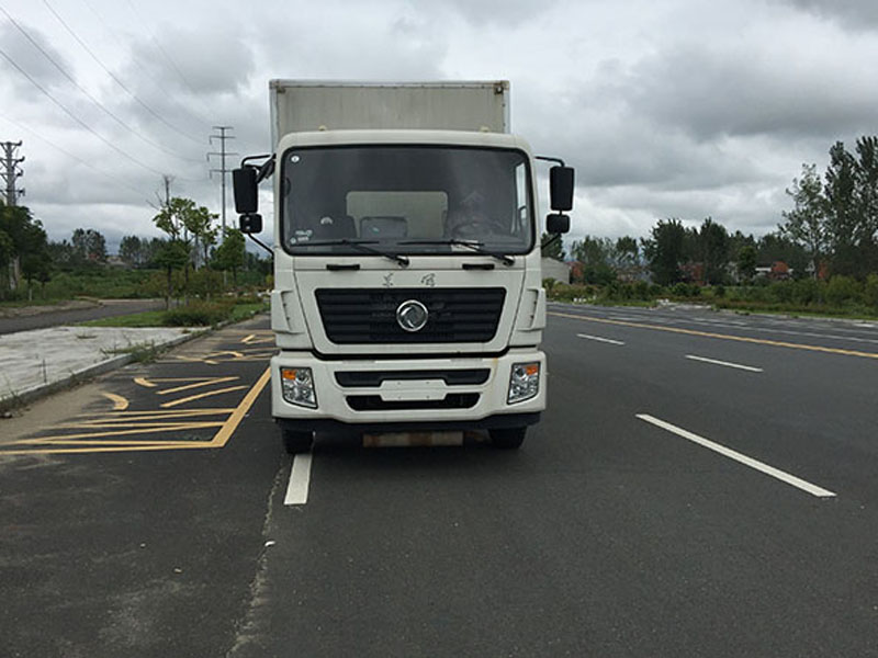 东风9.3米气体厢式车