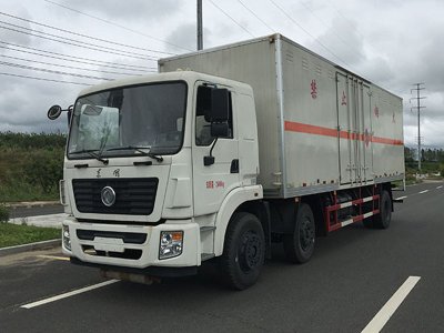 东风9.3米气体厢式车