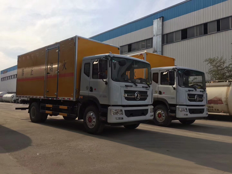 东风6.3米爆破器材运输车