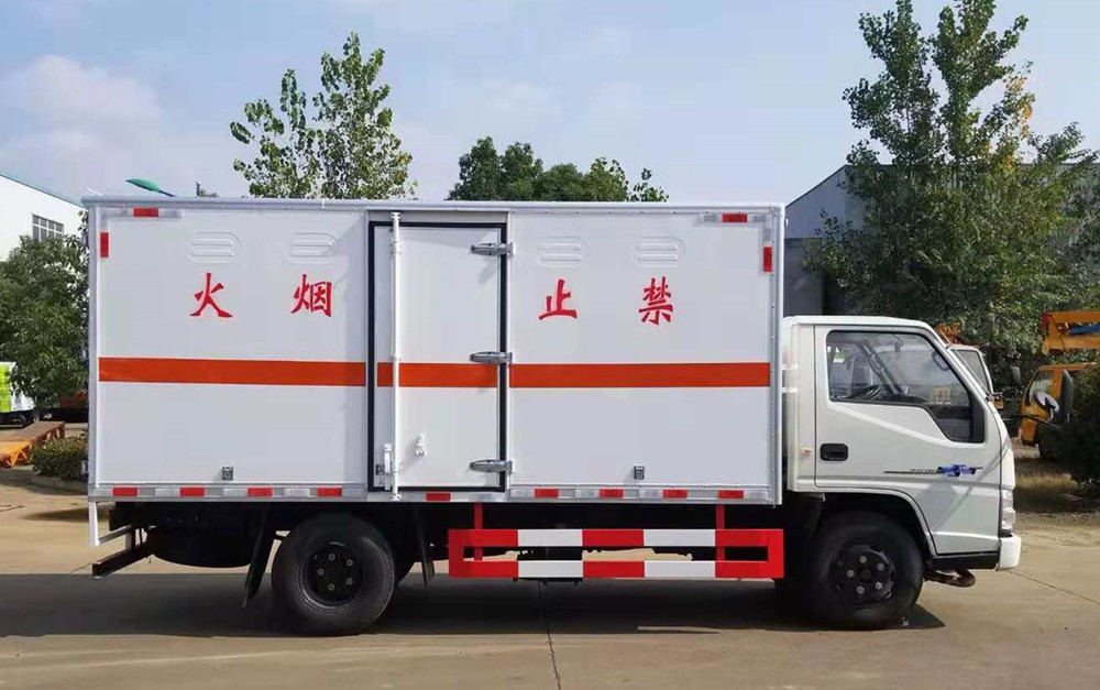 江铃蓝牌4.2米气瓶厢运输车