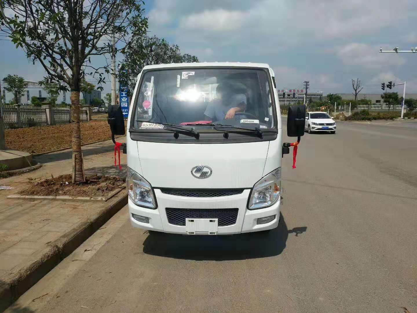 上汽跃进3.3米气瓶运输车