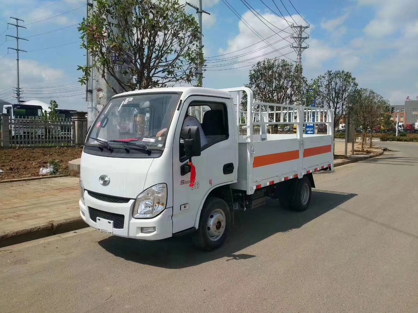 上汽跃进3.3米气瓶运输车