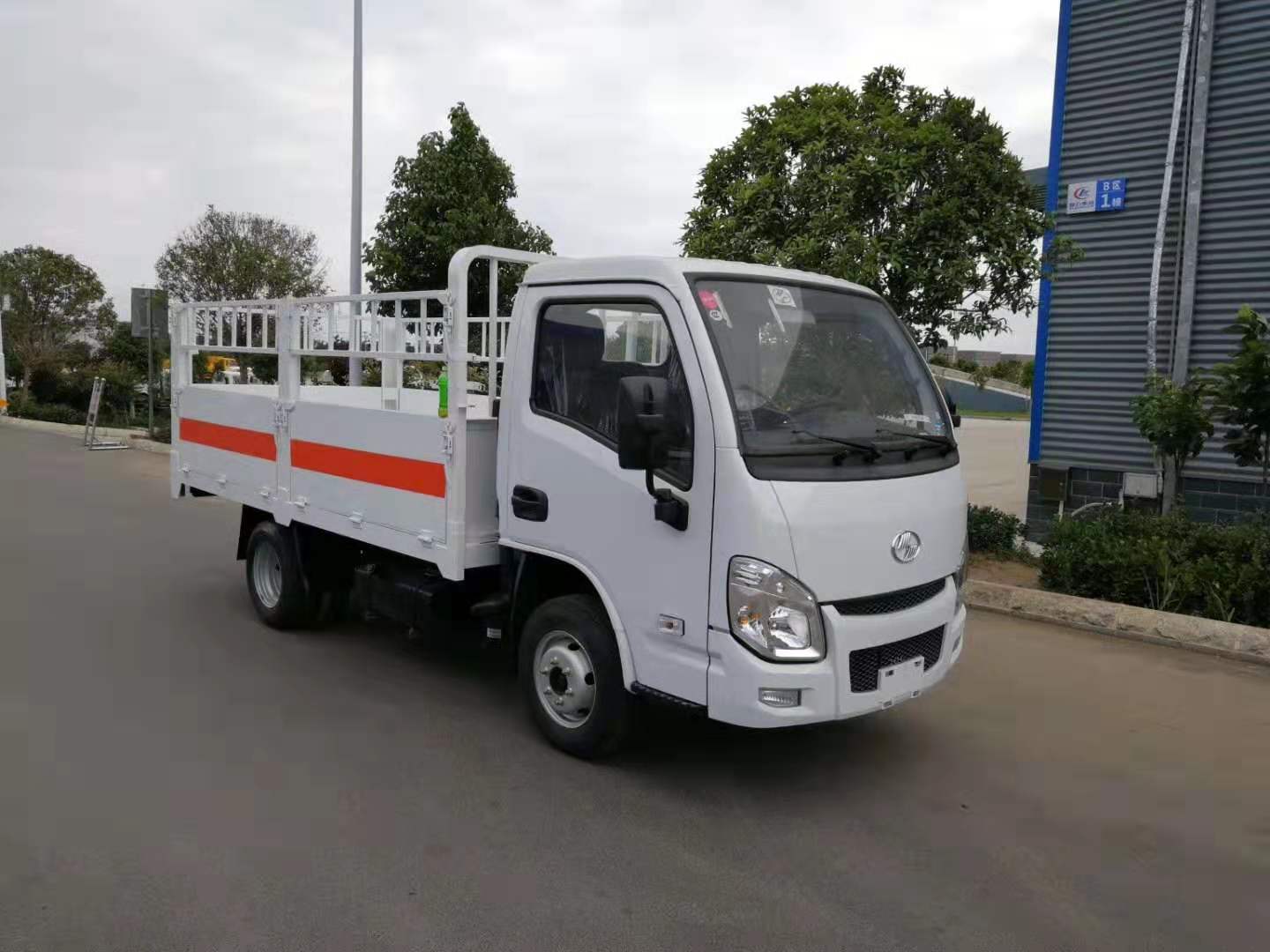 上汽跃进3.3米气瓶运输车