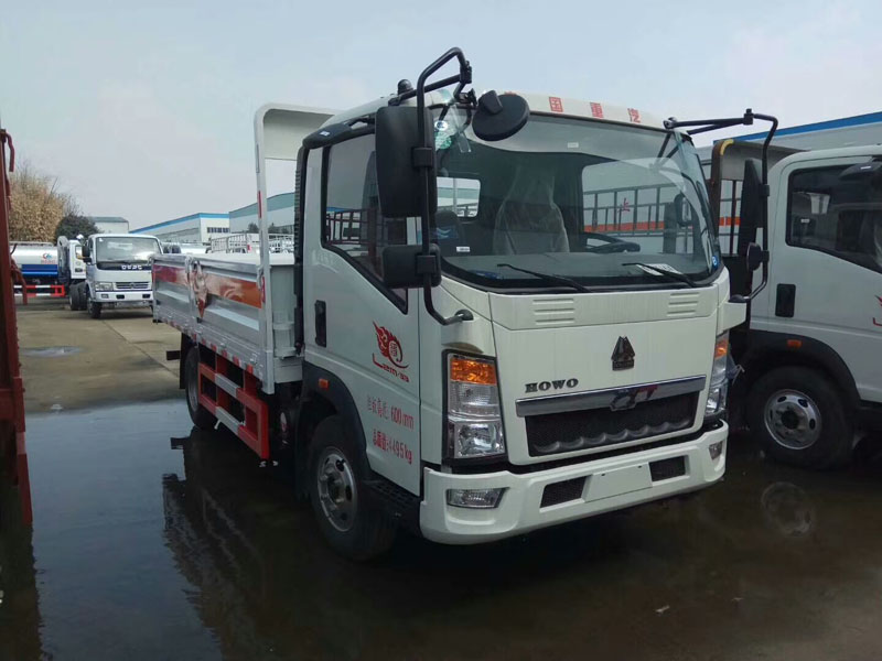 重汽豪沃蓝牌4.1米气瓶运输车