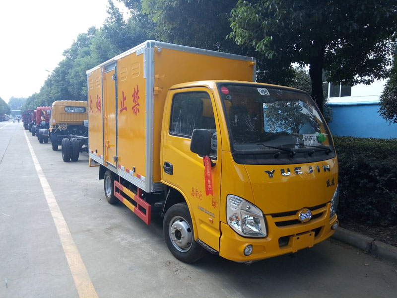 上汽跃进3.3米气瓶体厢式车
