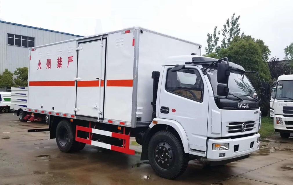东风多利卡5.1米气瓶厢式车