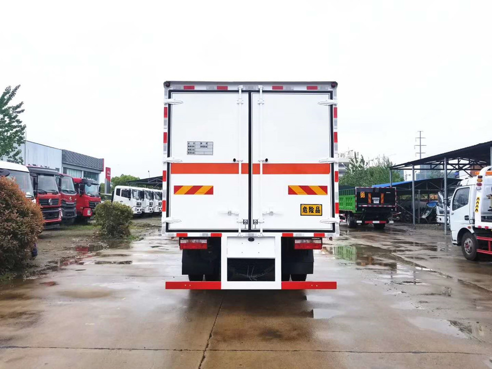 东风多利卡5.1米气瓶厢式车