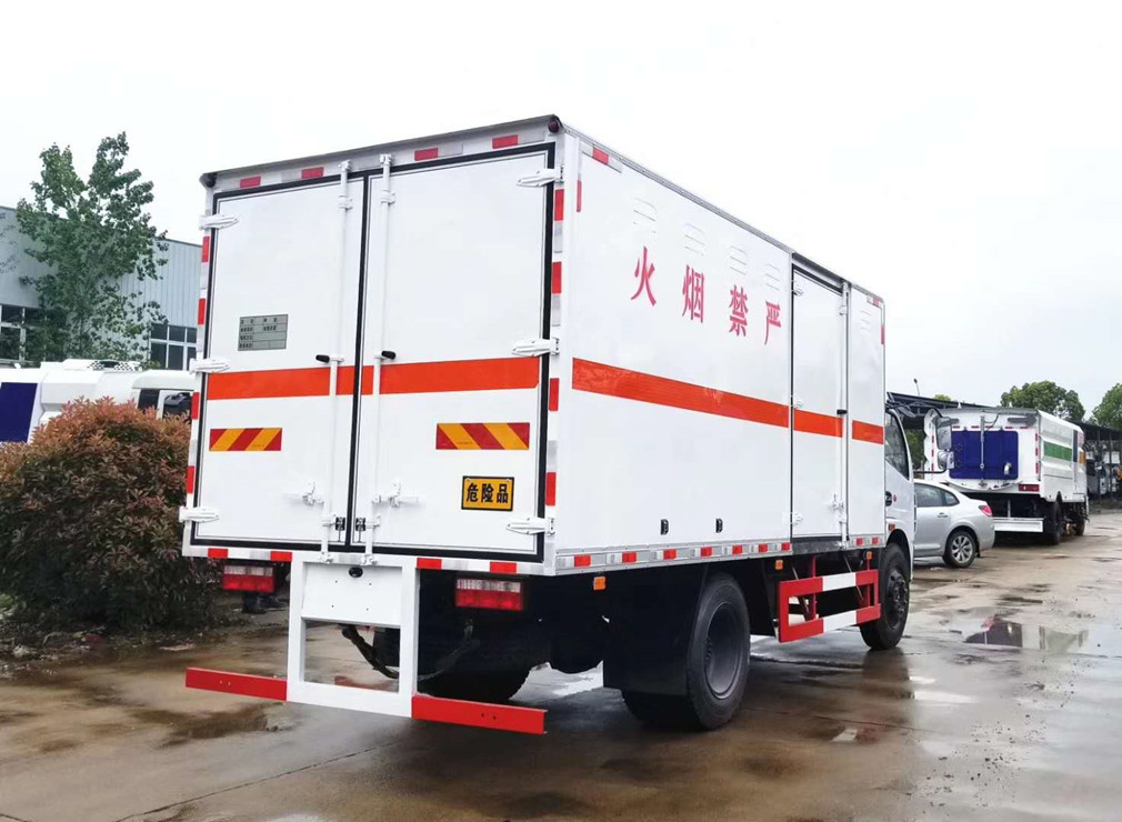 东风多利卡5.1米气瓶厢式车