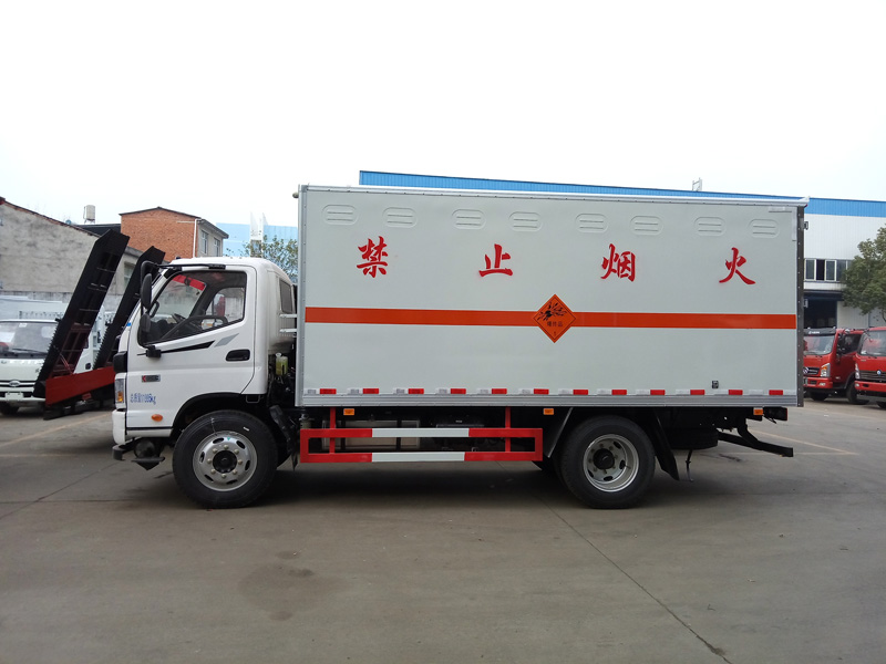 福田5.1米爆破器材车