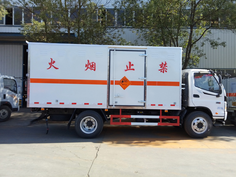 福田5.1米爆破器材车