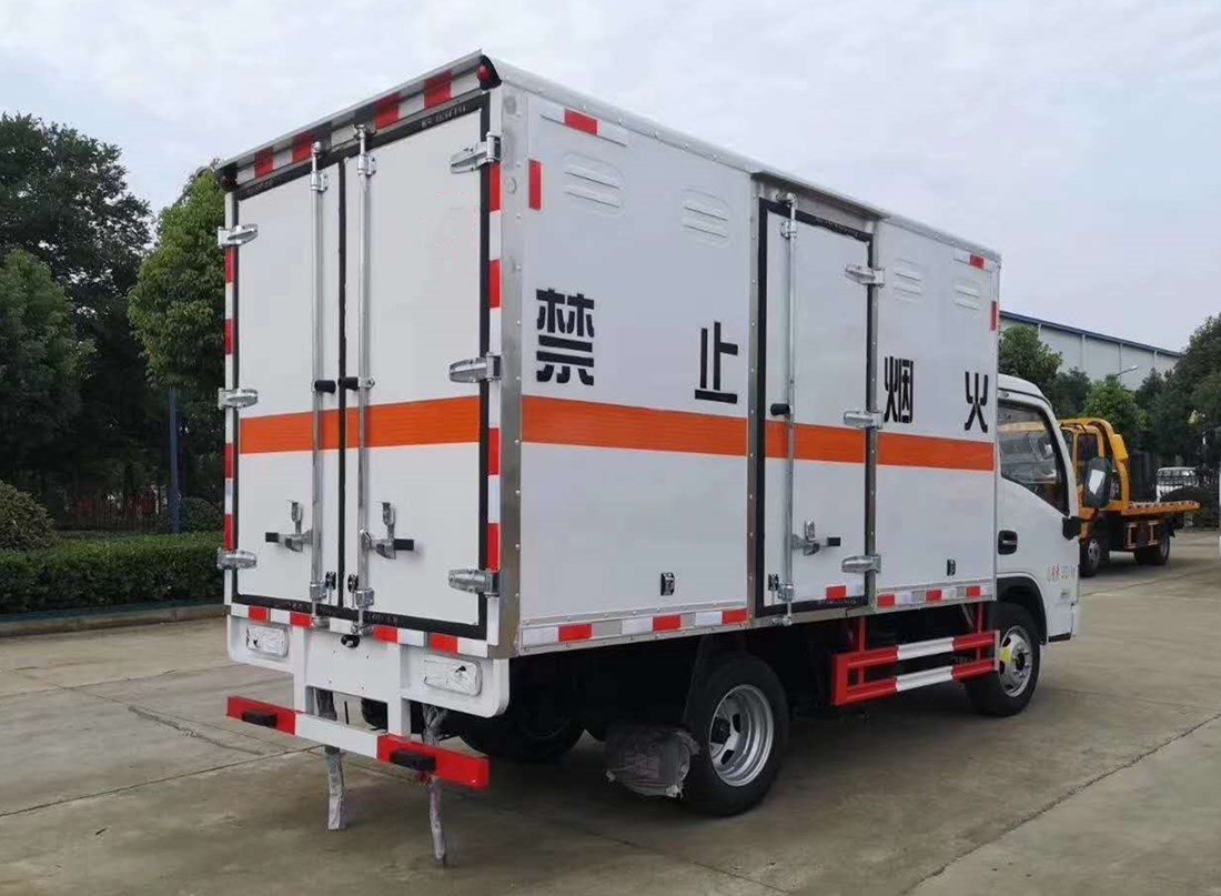 上汽跃进3米货厢爆破器材运输车