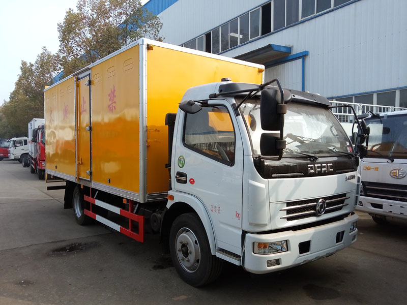 东风5.1米爆破器材车
