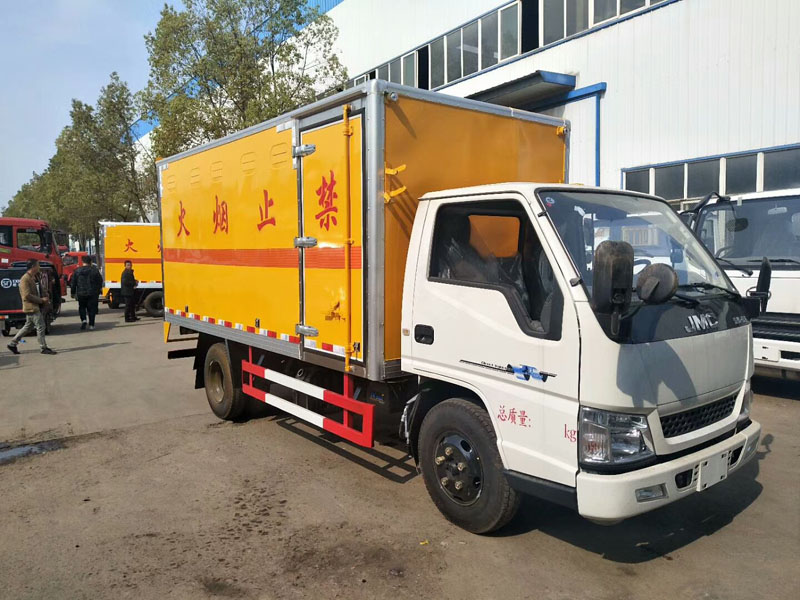 江铃4.1米易燃固体厢式车