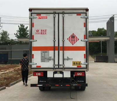 福田5.1米易燃固体厢式车