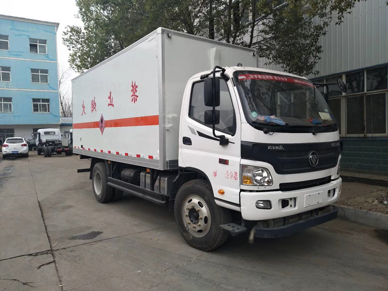 福田5.1米易燃固体厢式车