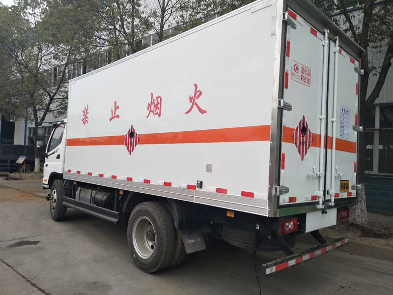 福田5.1米易燃固体厢式车