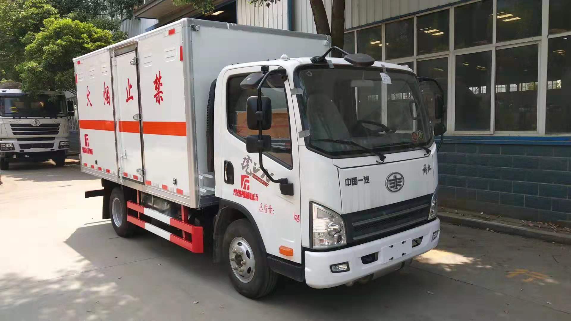 解放蓝牌4.1米杂项危险品厢式运输车