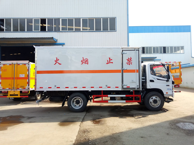 福田5.1米杂项危险品厢式车