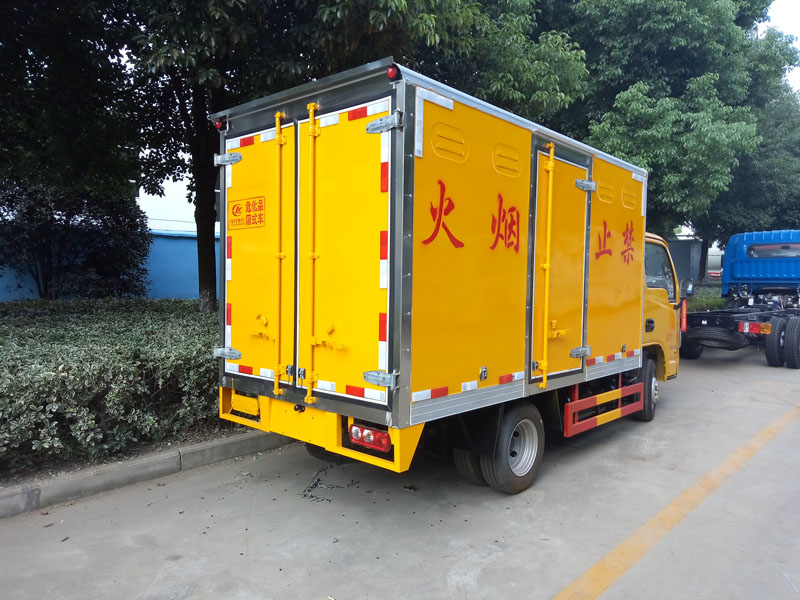 上汽跃进蓝牌柴油版3.3米液体厢式车