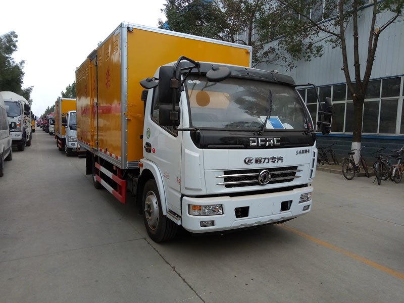 东风多利卡5.1米液体厢式车