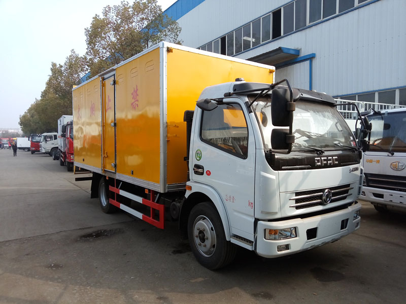 东风多利卡5.1米液体厢式车