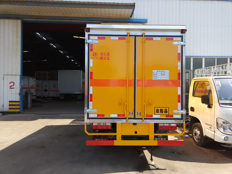 东风多利卡4.1米液体厢式车