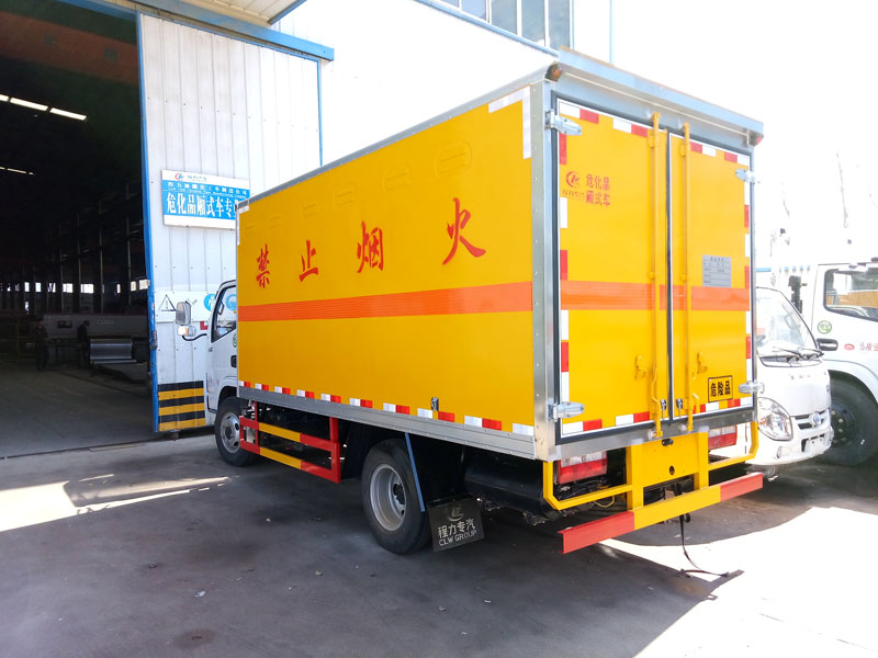 东风多利卡4.1米液体厢式车