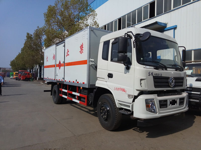 东风6.1米液体厢式车