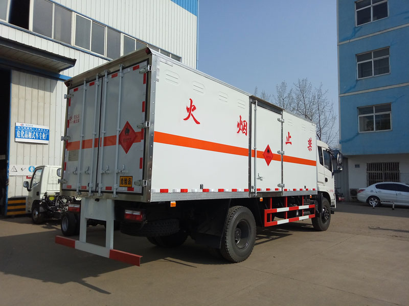 东风6.1米液体厢式车
