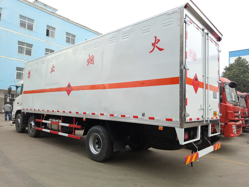 东风天锦8.6米液体厢式车