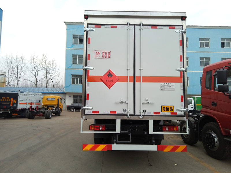 东风天锦8.6米液体厢式车