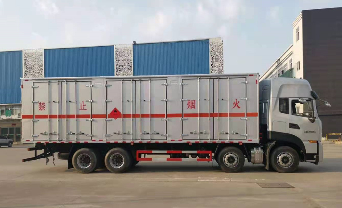 东风天龙9.6米易燃液体厢式运输车
