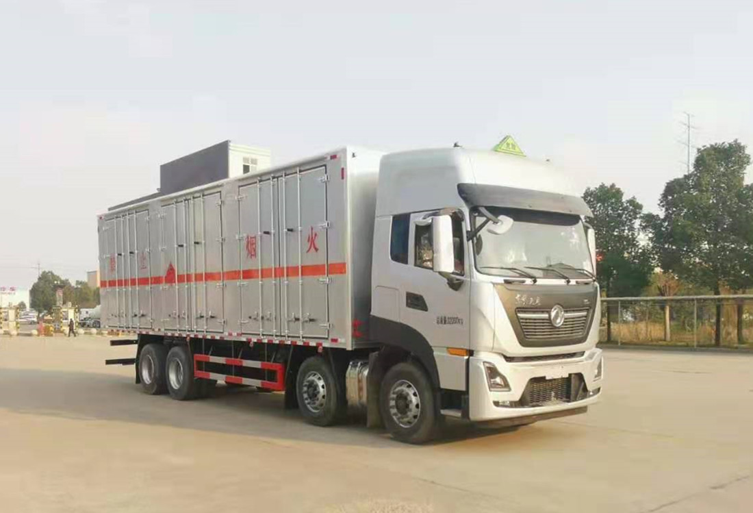 东风天龙9.6米易燃液体厢式运输车