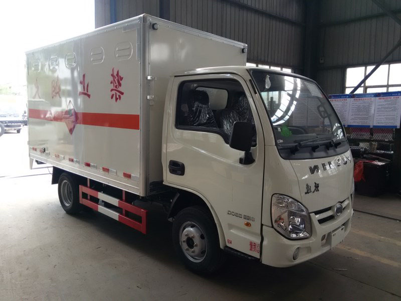 上汽跃进蓝牌汽油版3.3米液体厢式车
