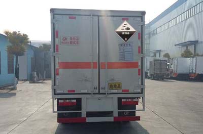 东风多利卡4.1米腐蚀品厢式车