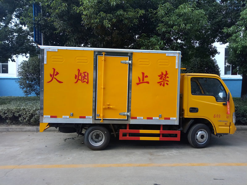 上汽跃进蓝牌3.3米柴油版腐蚀品厢式车