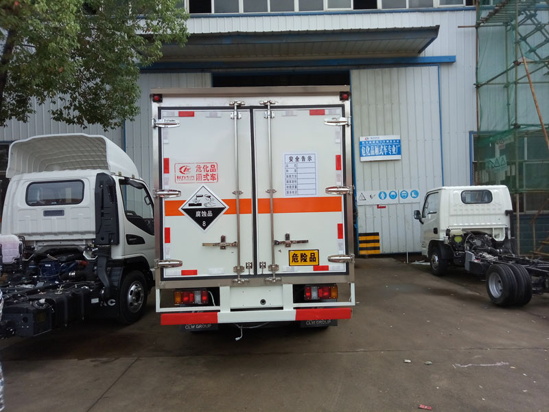 江铃4.2米腐蚀品厢式车