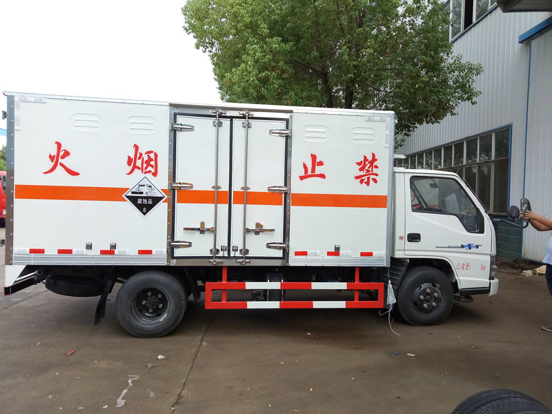 江铃4.2米腐蚀品厢式车
