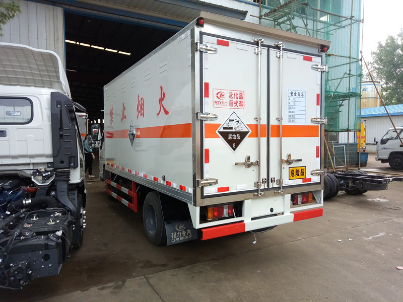 江铃4.2米腐蚀品厢式车