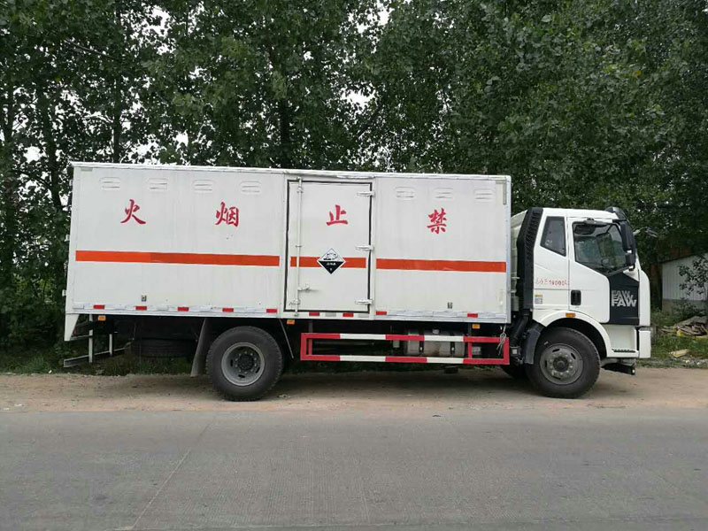 解放6.2米腐蚀品厢式车