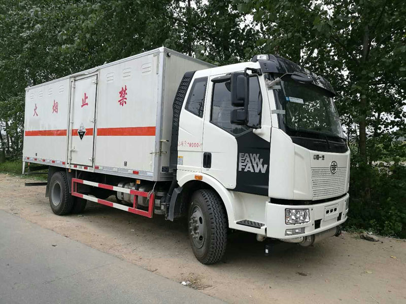 解放6.2米腐蚀品厢式车