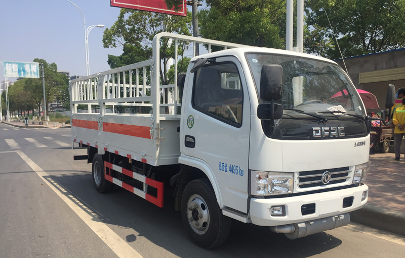 东风多利卡蓝牌4.1米气瓶运输车