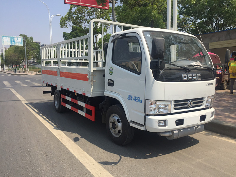东风多利卡蓝牌4.1米气瓶运输车