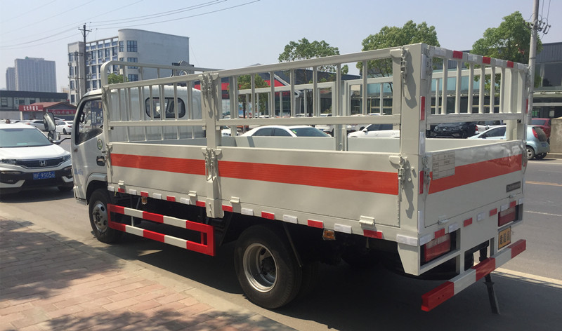 东风多利卡蓝牌4.1米气瓶运输车