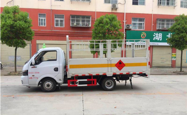 东风途逸蓝牌3.2米气瓶运输车
